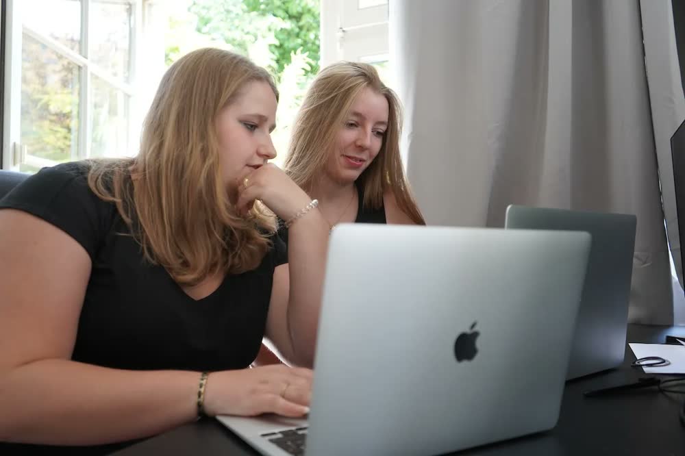 Zwei Kolleginnen der Bagaluten arbeiten gemeinsam am Laptop
